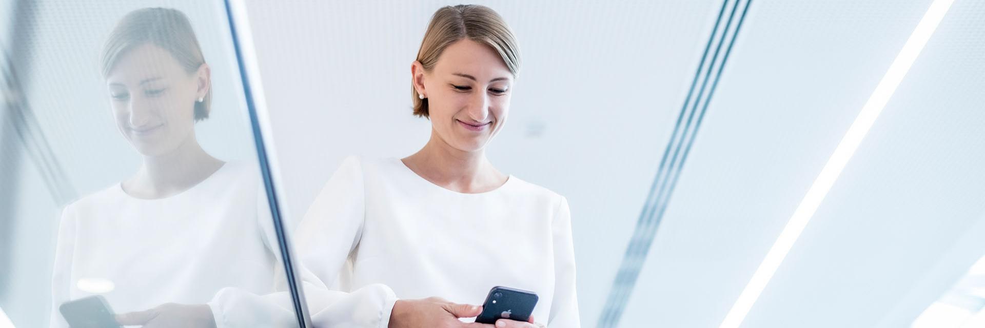 Anna on the phone, working at ZEISS