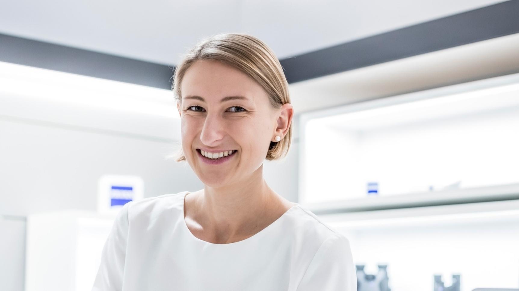 Anna befindet sich in einem ZEISS Labor und schaut in die Kamera