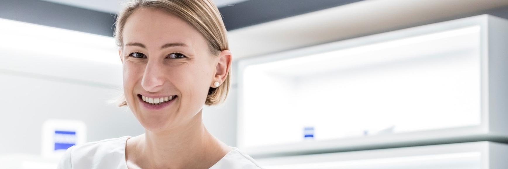 Anna is in a ZEISS laboratory and is looking at the camera