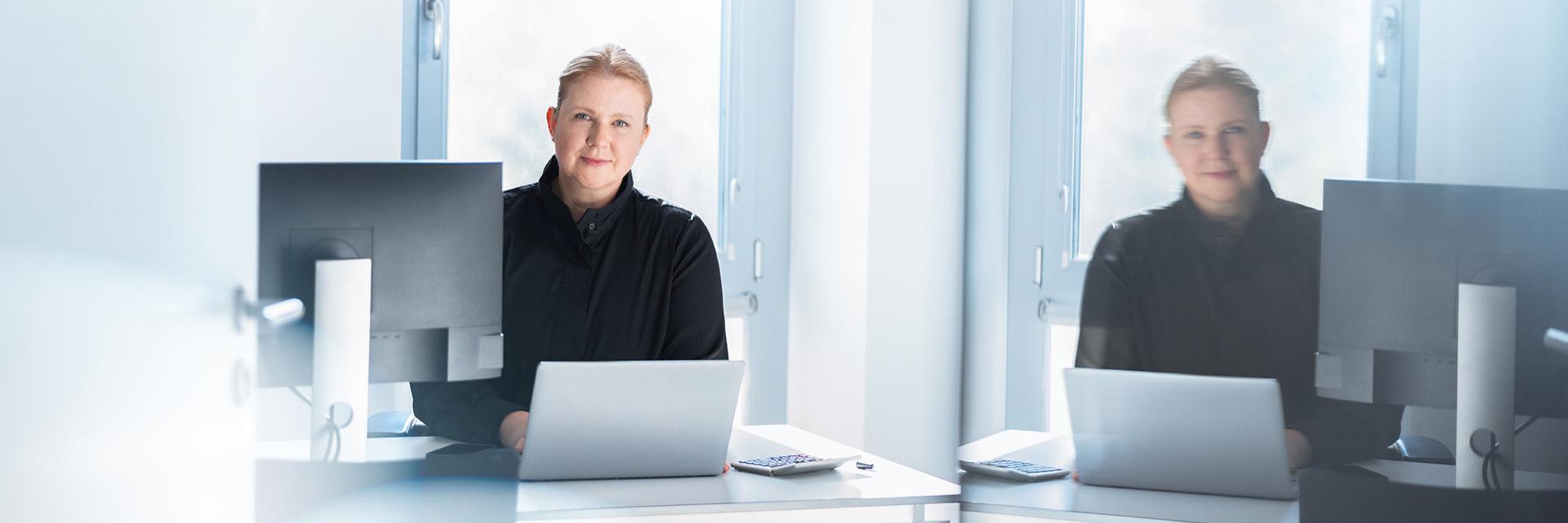 Magdalena sitzt in ihrem Büro.