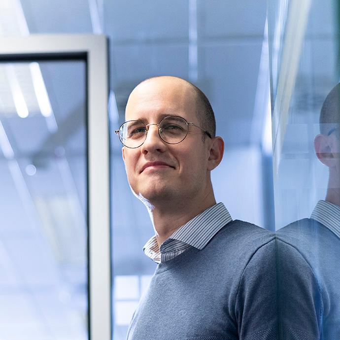Portraitbild von ZEISS Mitarbeiter Sam.