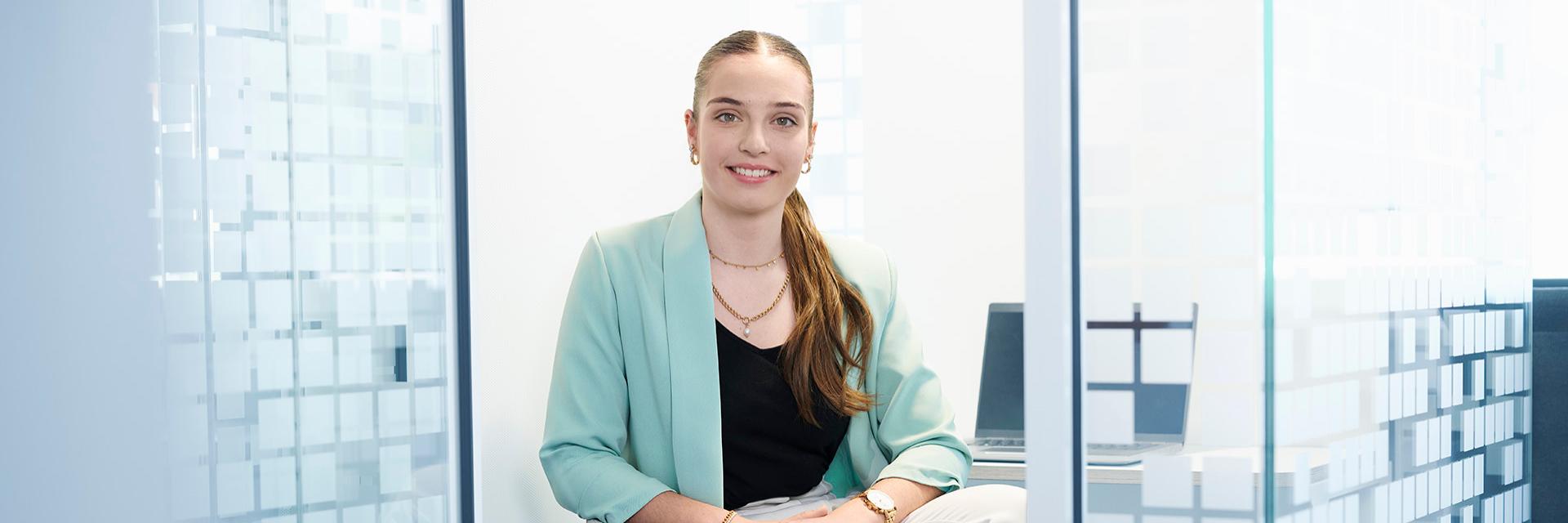 ZEISS Studiengaenge Kaufmaennisch junge Frau in Business Outfit