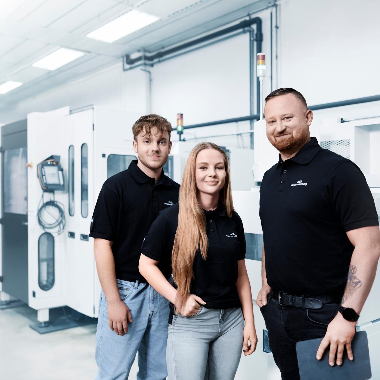 ZEISS Ausbildung Gruppenbild drei Studierender