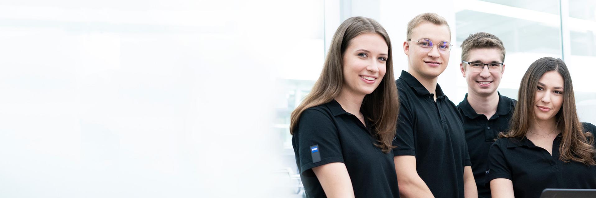 ZEISS Duales Studium Stagebild Gruppenbild vier Studierende