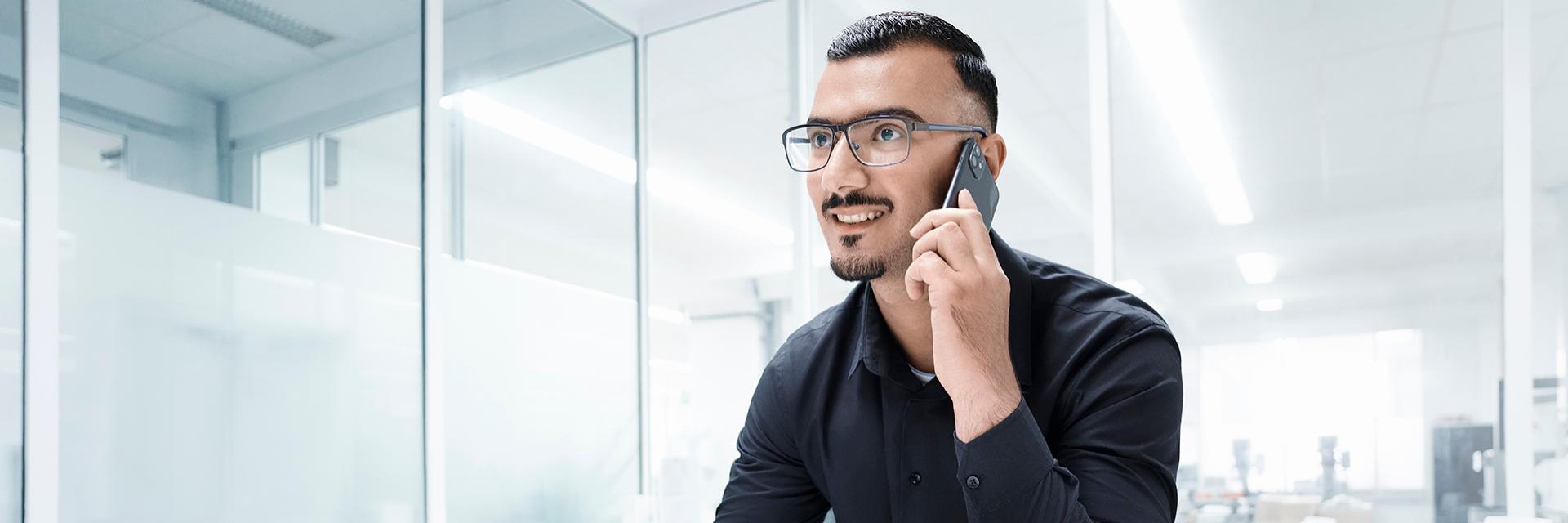 ZEISS Studiengaenge Technisch Studierende junger Mann am Smartphone