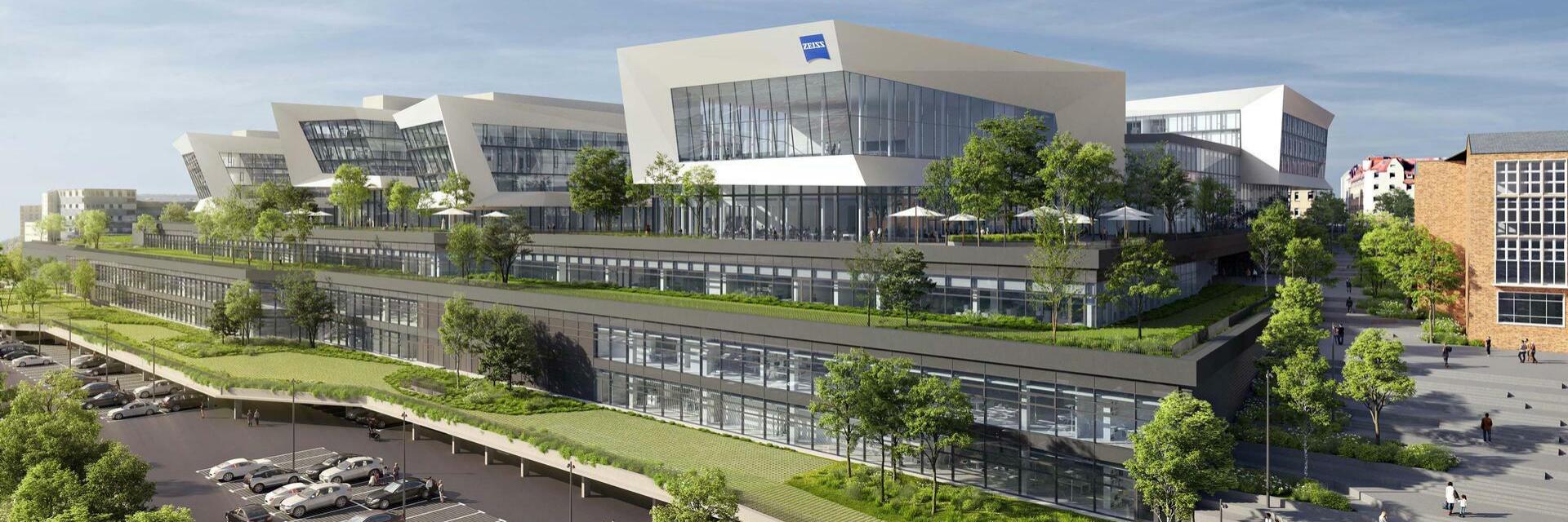 Das Bild zeigt das neue ZEISS Gebäude am Standort Jena. Es hat große Fensterpartien und ist sehr modern, offen gestaltet, mit vielen Freiflächen.