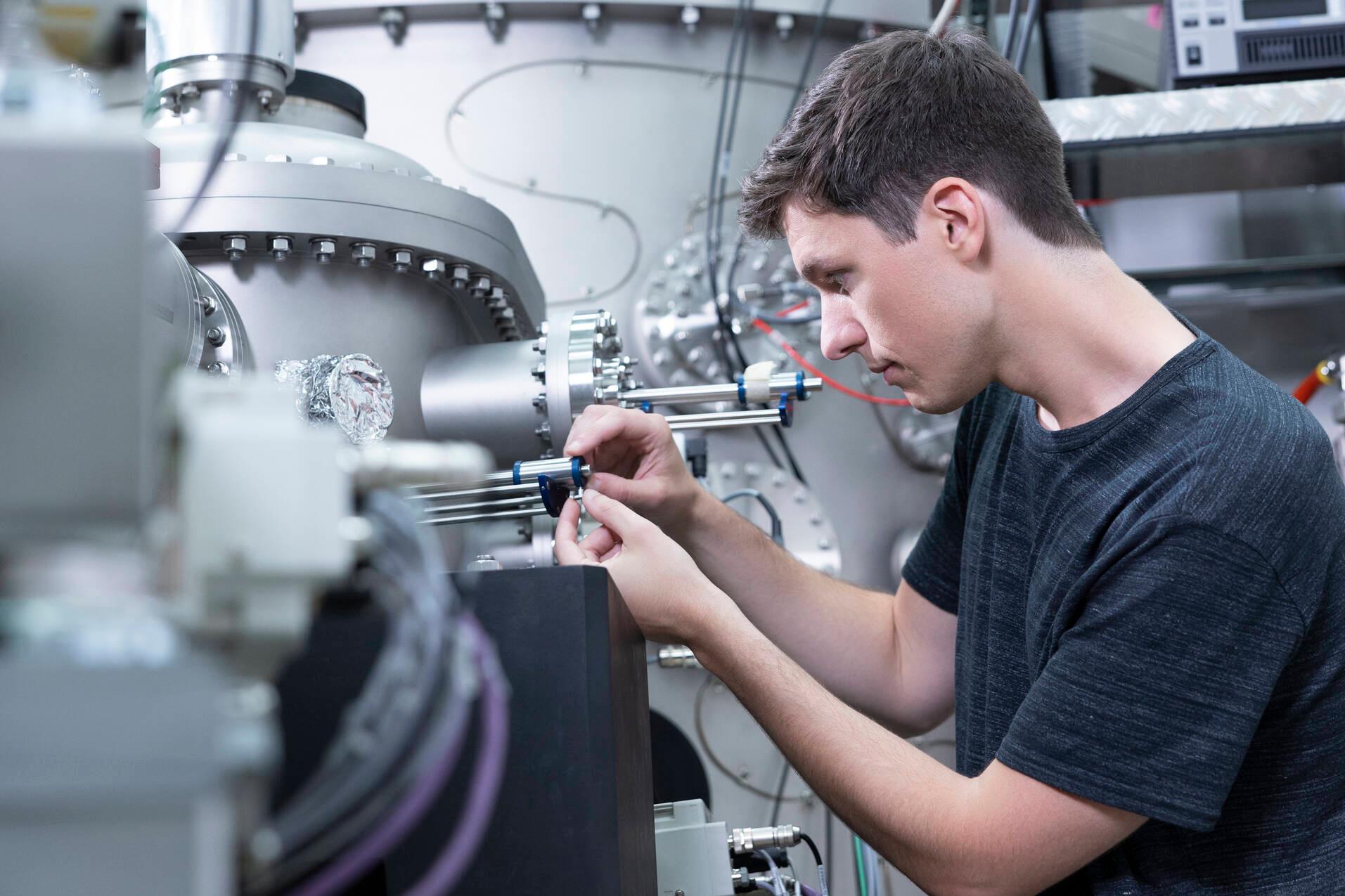 Bernhard bei der Arbeit in einer ZEISS Produktionsumgebung