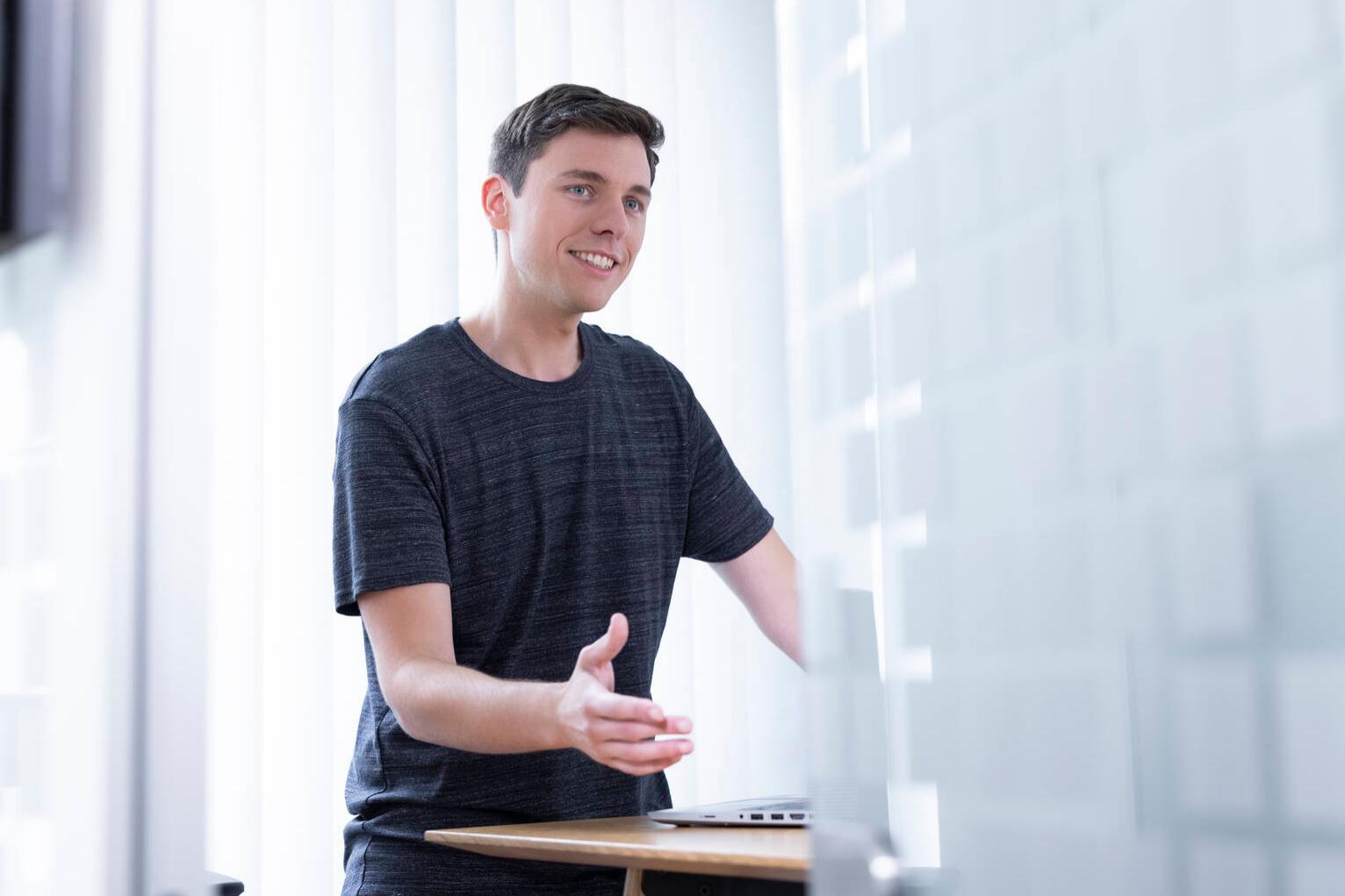 Bernhard steht in einem modernen Büro