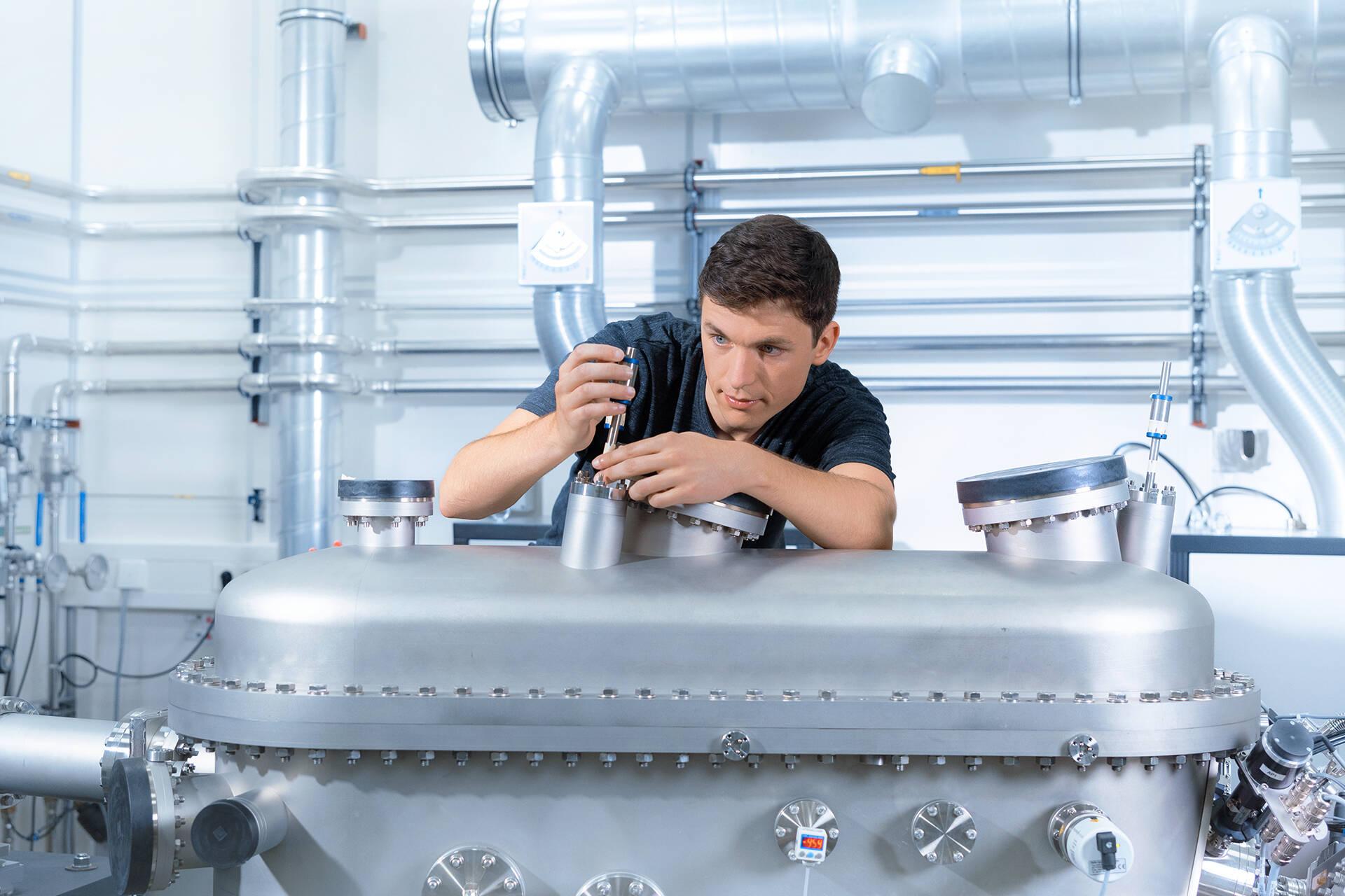 Bernhard bei der Arbeit in einer ZEISS Produktionsumgebung