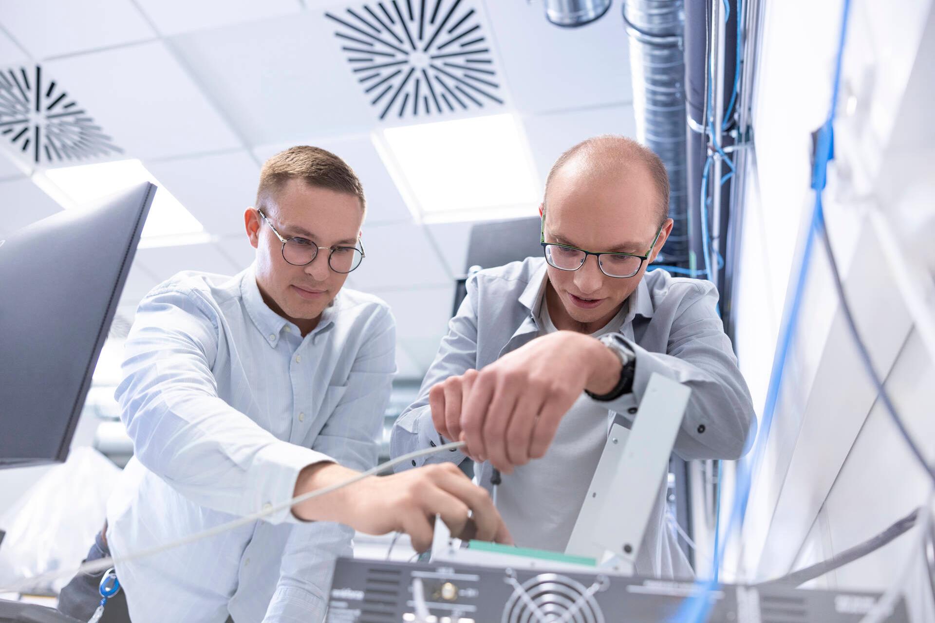 Daniel und sein Kollege bei der Messung in einer Laborumgebung