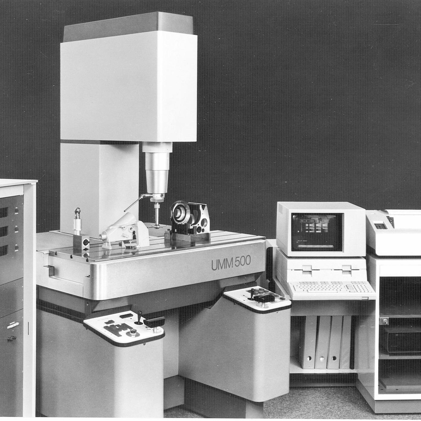 UMM 500: High precision three-coordinate measuring machine with measuring probe, table computer and own measuring software.