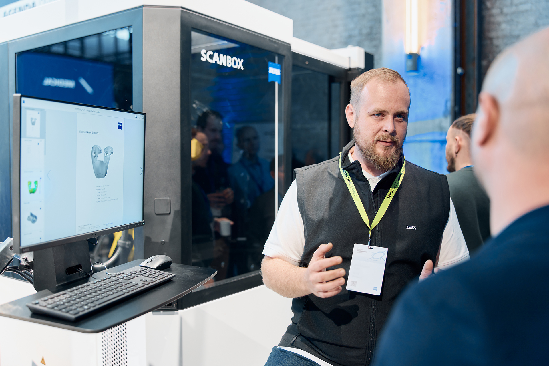 Customer conversation in front of the ZEISS ScanBox 4105