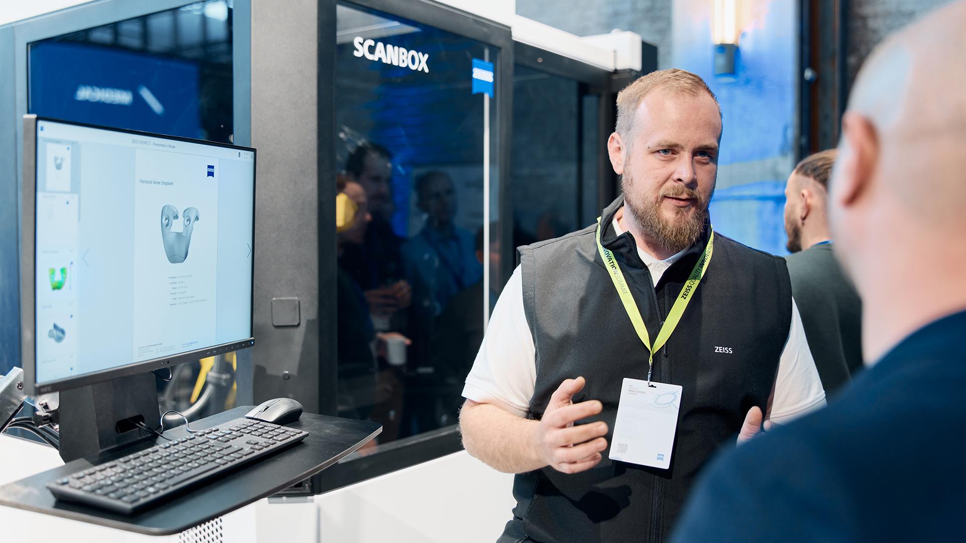 Customer conversation in front of the ZEISS ScanBox 4105