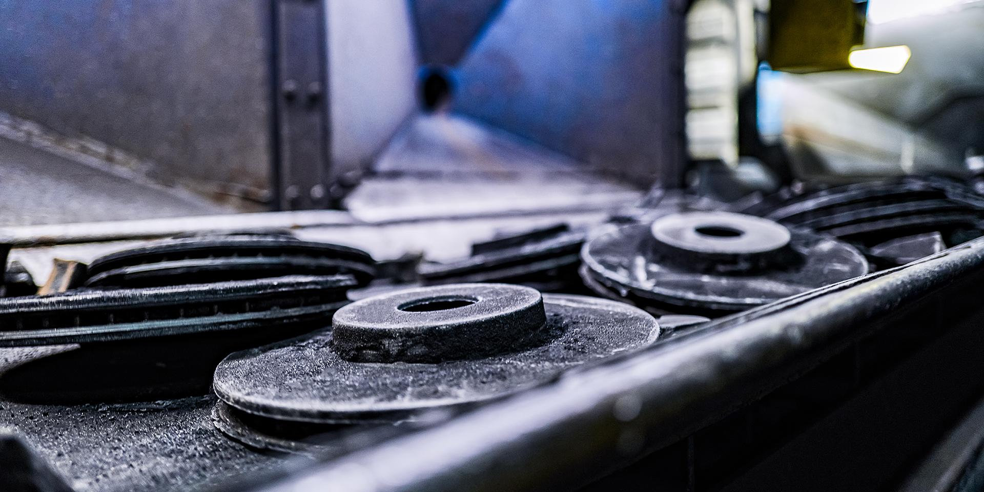 The brake discs are transported to production-integrated ScanBox Series 4 via a roller conveyor. 
