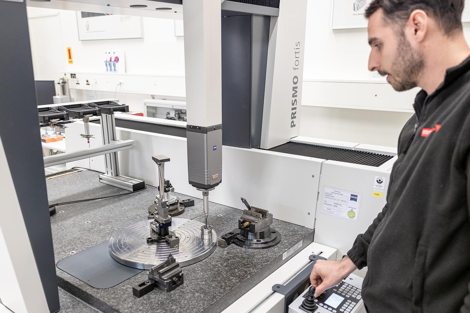 Young man operating the ZEISS PRISMO 7/12/7 fortis