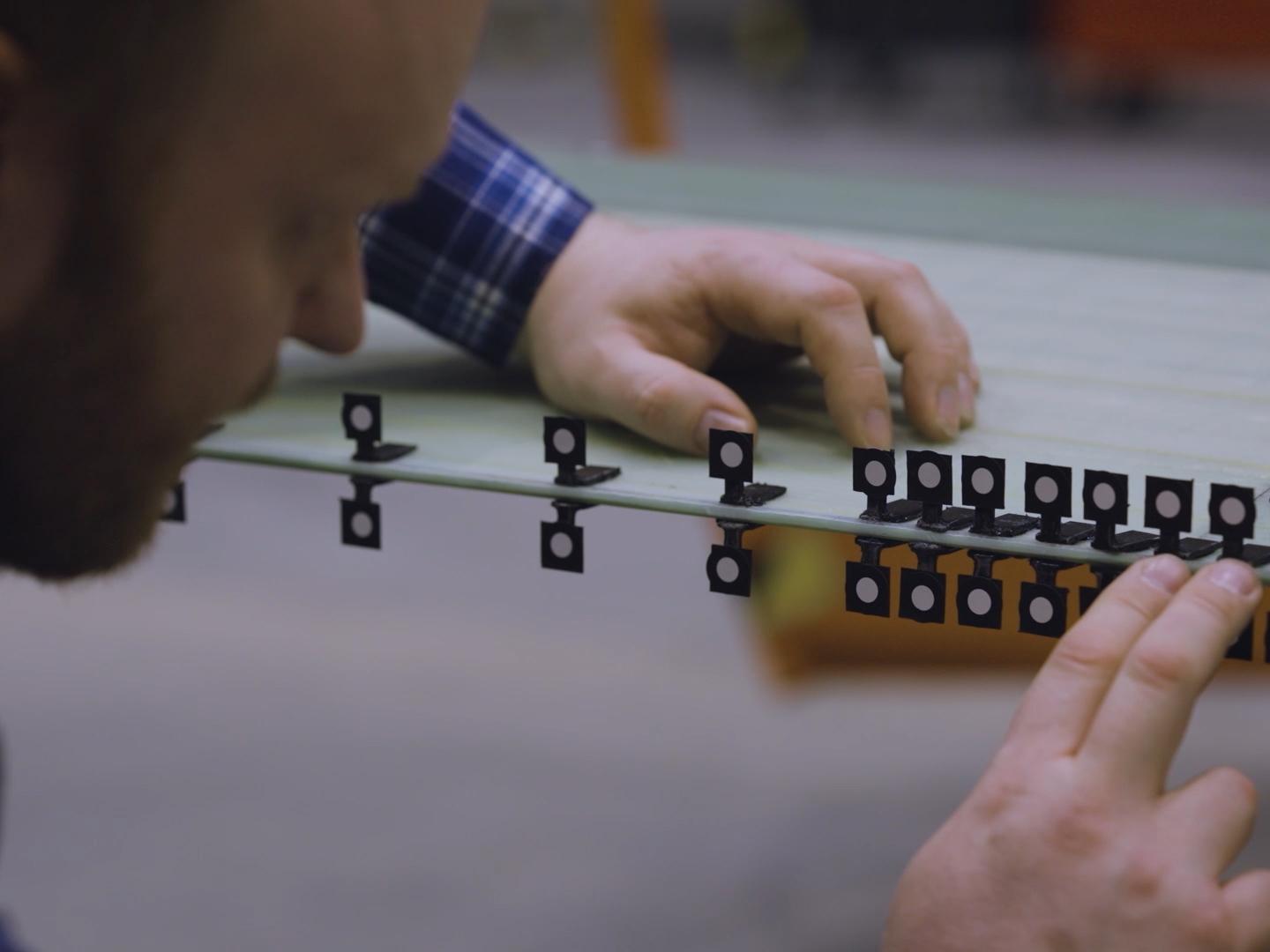 Attaching the measuring points to the rotor blade.