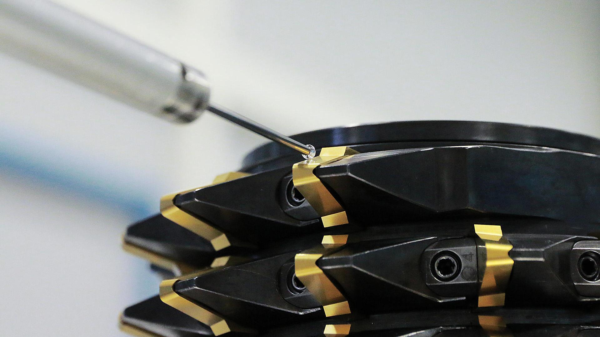 A diamond stylus traveling across the cutting edge of a CoroMill 177 hob