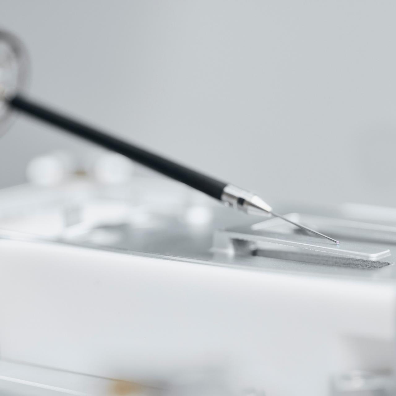ZEISS SoftTouch Mode with the VAST XXT TL1 sensor enables tactile measurement of a tiny and flexible metal part without bending it.