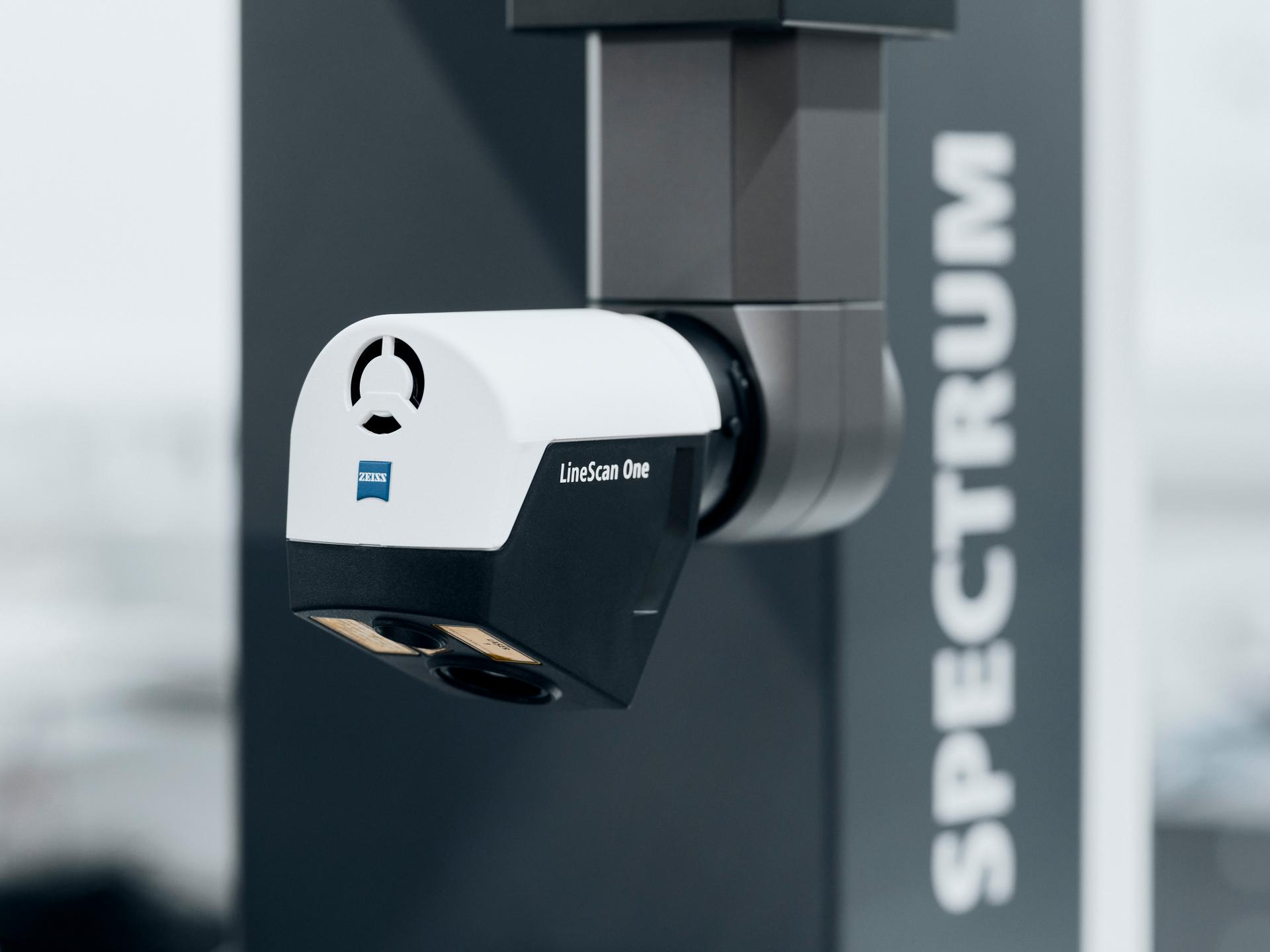 The optical sensor ZEISS LineScan One with RDS on ZEISS SPECTRUM.