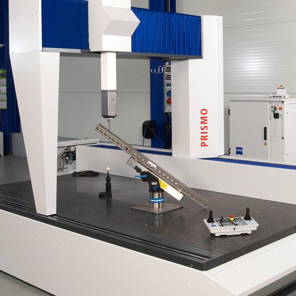 After complete reconditioning, the used machine is thoroughly tested again according to ZEISS new machine specifications.