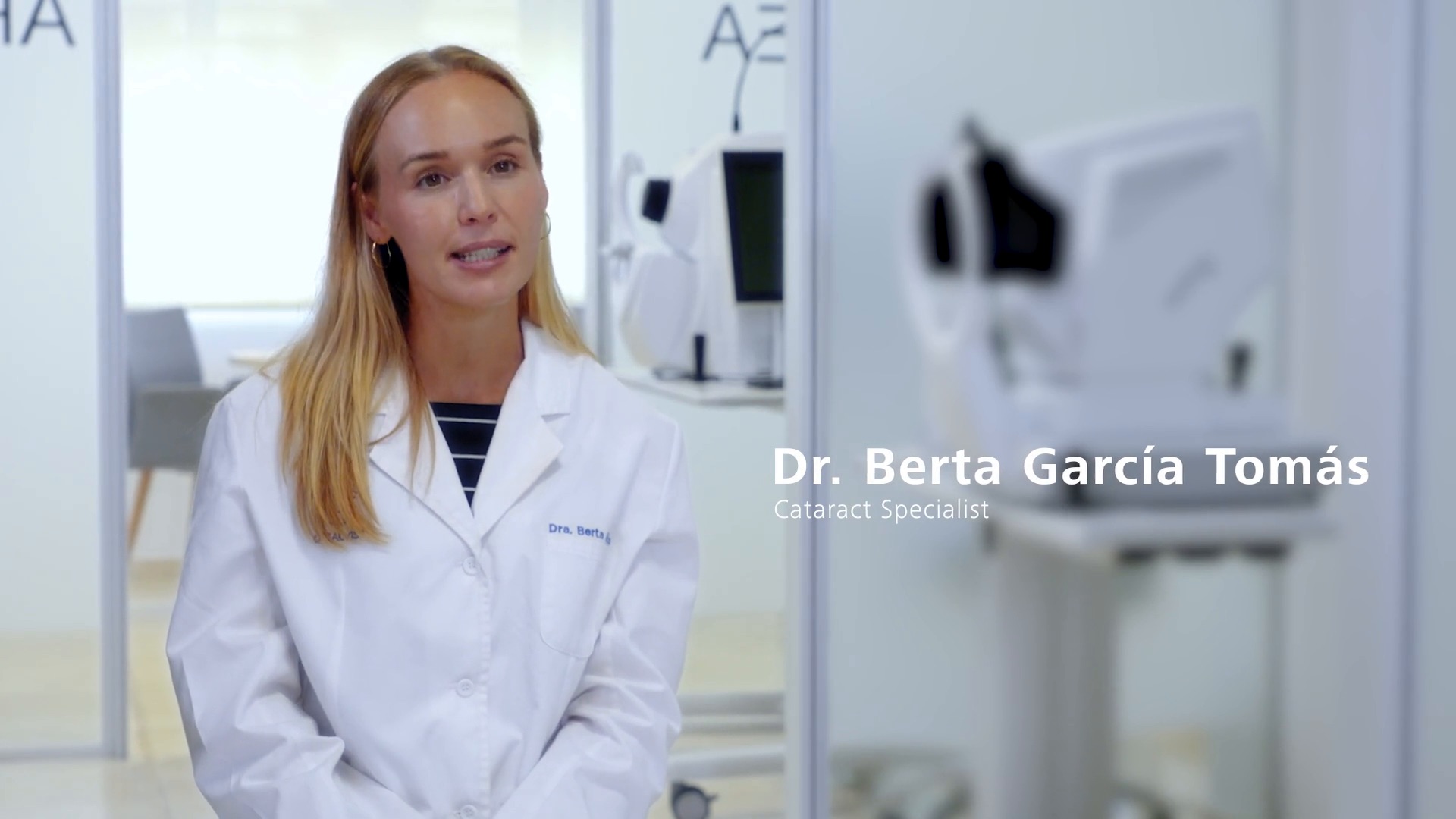 Dr. Berta García Tomás, wearing a white lab coat, is seated in a modern clinical setting with ZEISS medical equipment in the background.