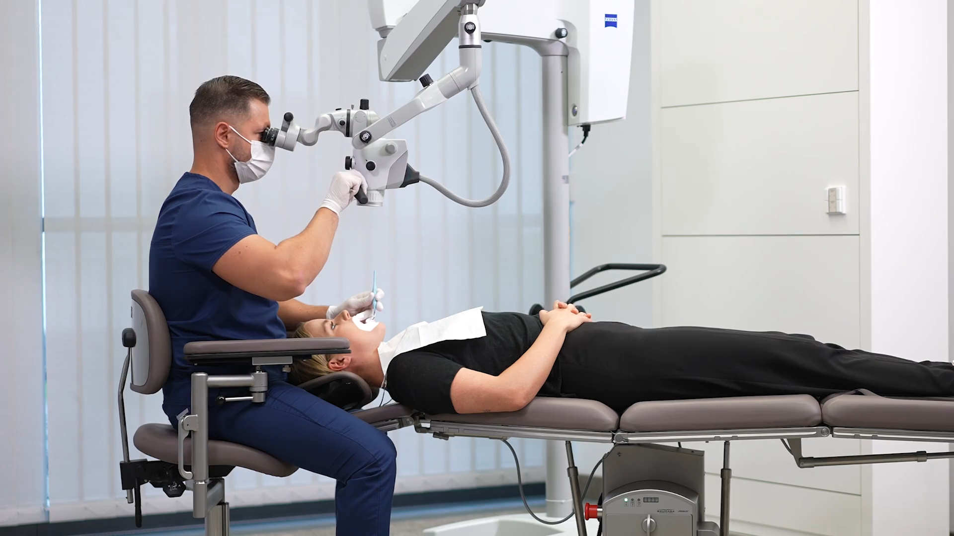 Ergonomic Positioning with a ZEISS Microscope in Endodontic Treatments