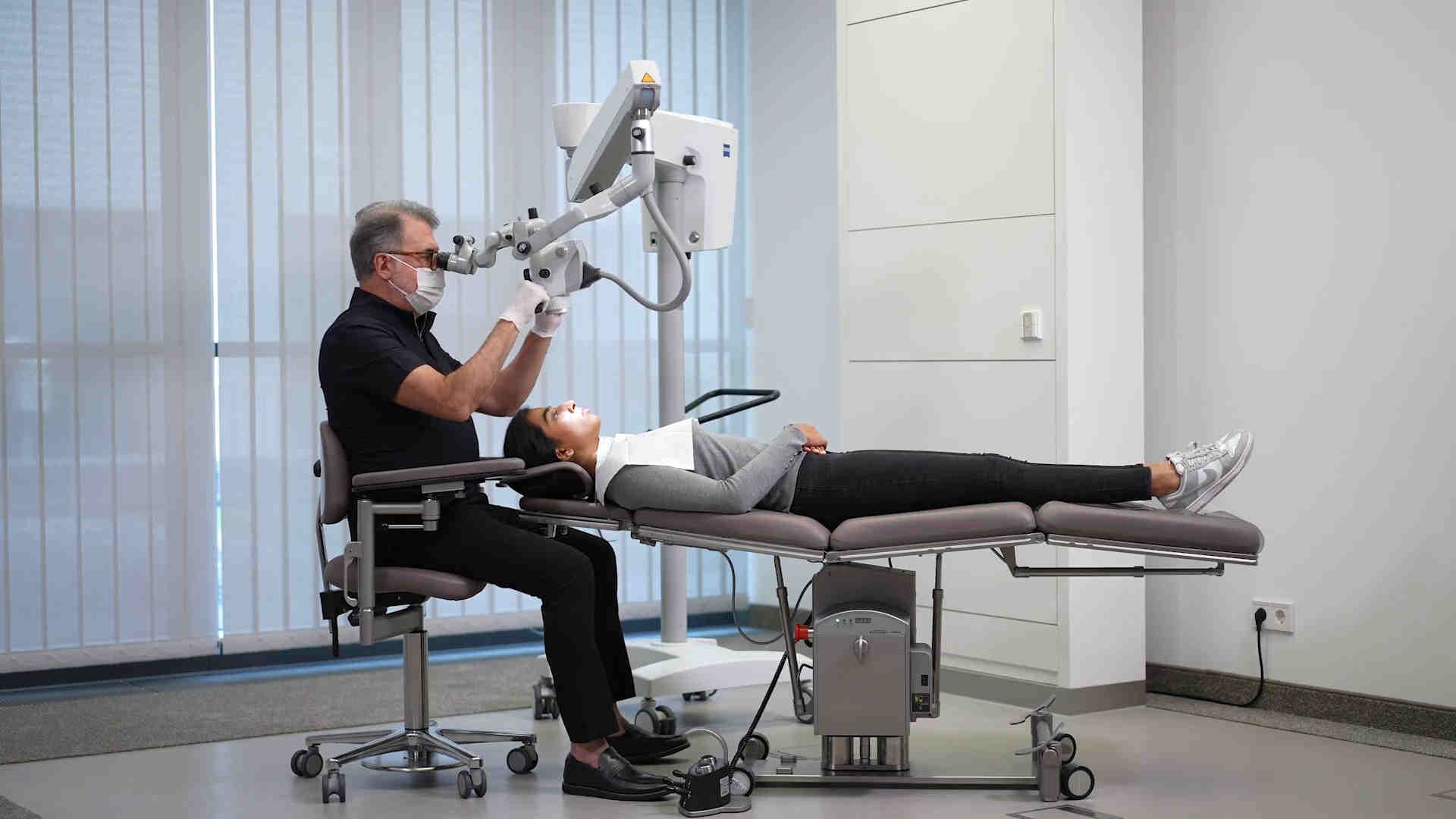 Ergonomic Positoning with a ZEISS Microscope in Restorative Treatments
