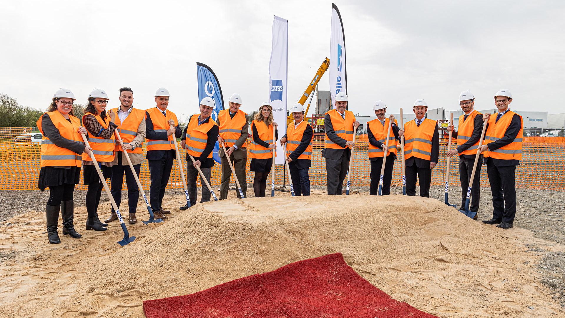 The ground-breaking ceremony was attended by representatives from the city of La Rochelle, the construction companies involved in the project and ZEISS. 