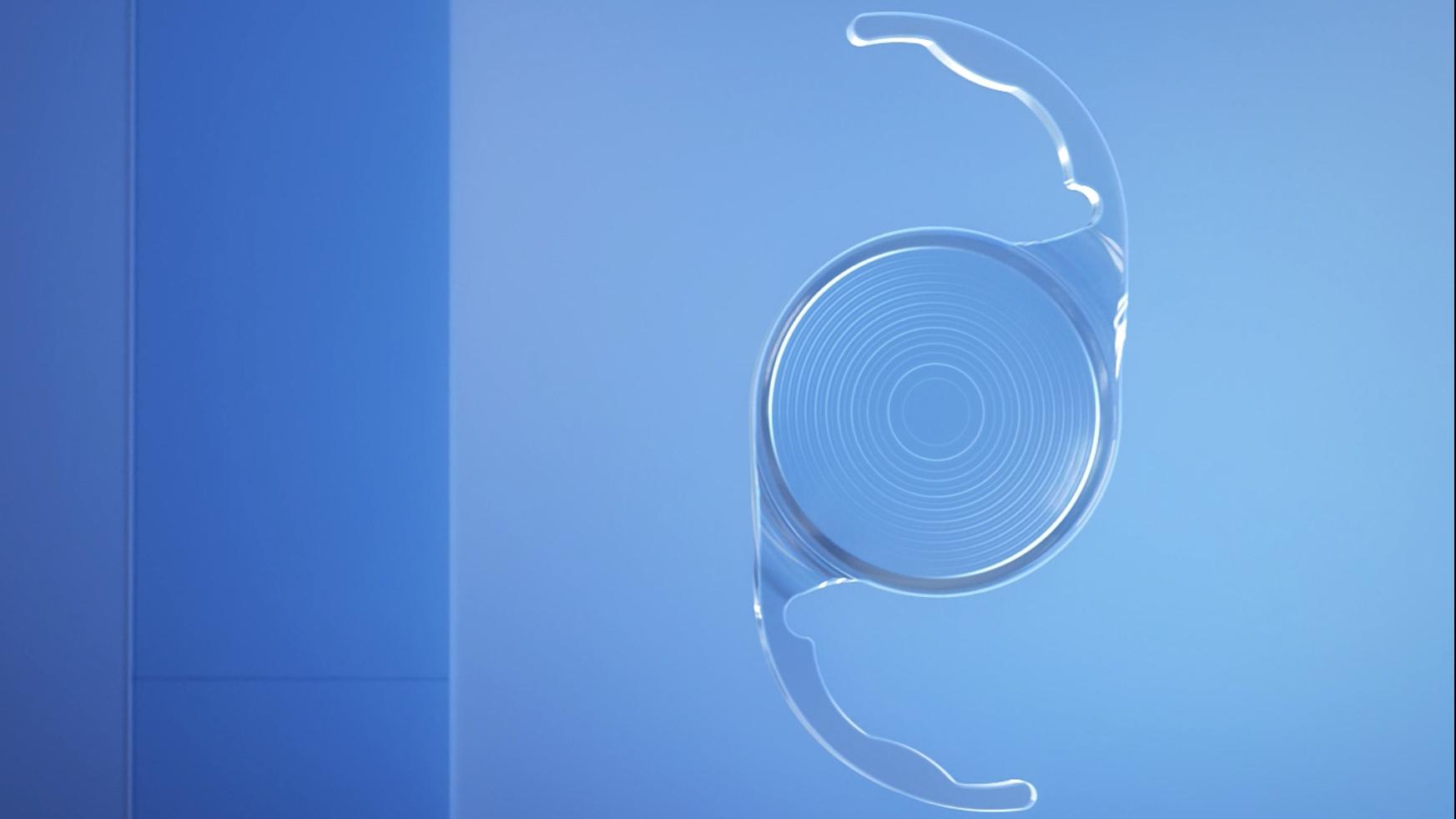 Neue trifokale IOL von ZEISS auf einer hydrophoben C-Loop-Plattform vor einem blauen Hintergrund. 