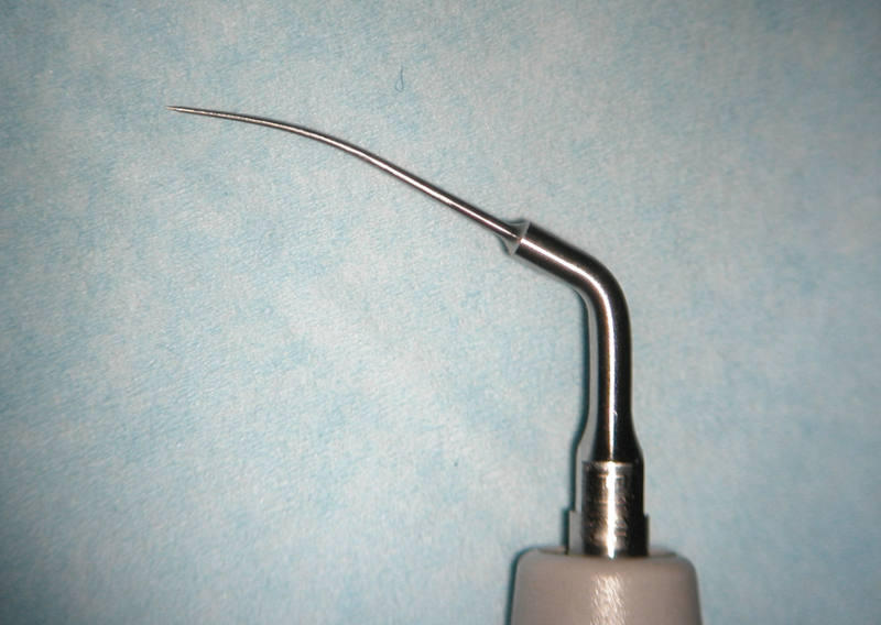 Endo Success ET 25 ultrasonic tip has been pre-curved to improve visual access for the removal of fractured instruments