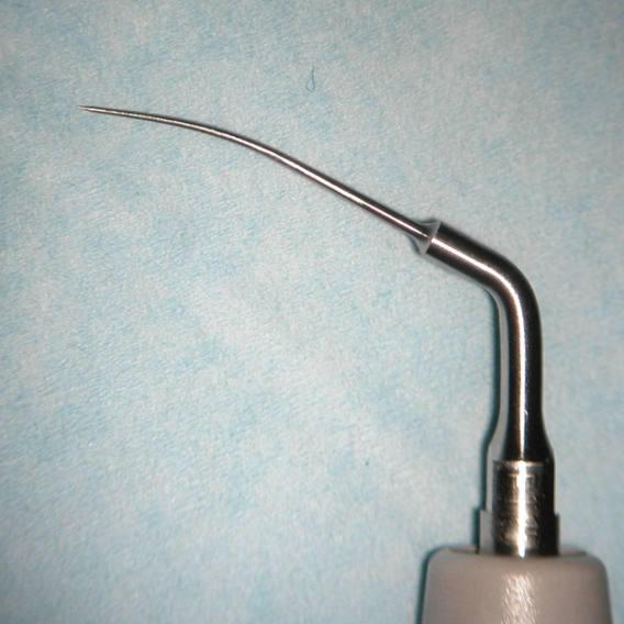 Endo Success ET 25 ultrasonic tip has been pre-curved to improve visual access for the removal of fractured instruments