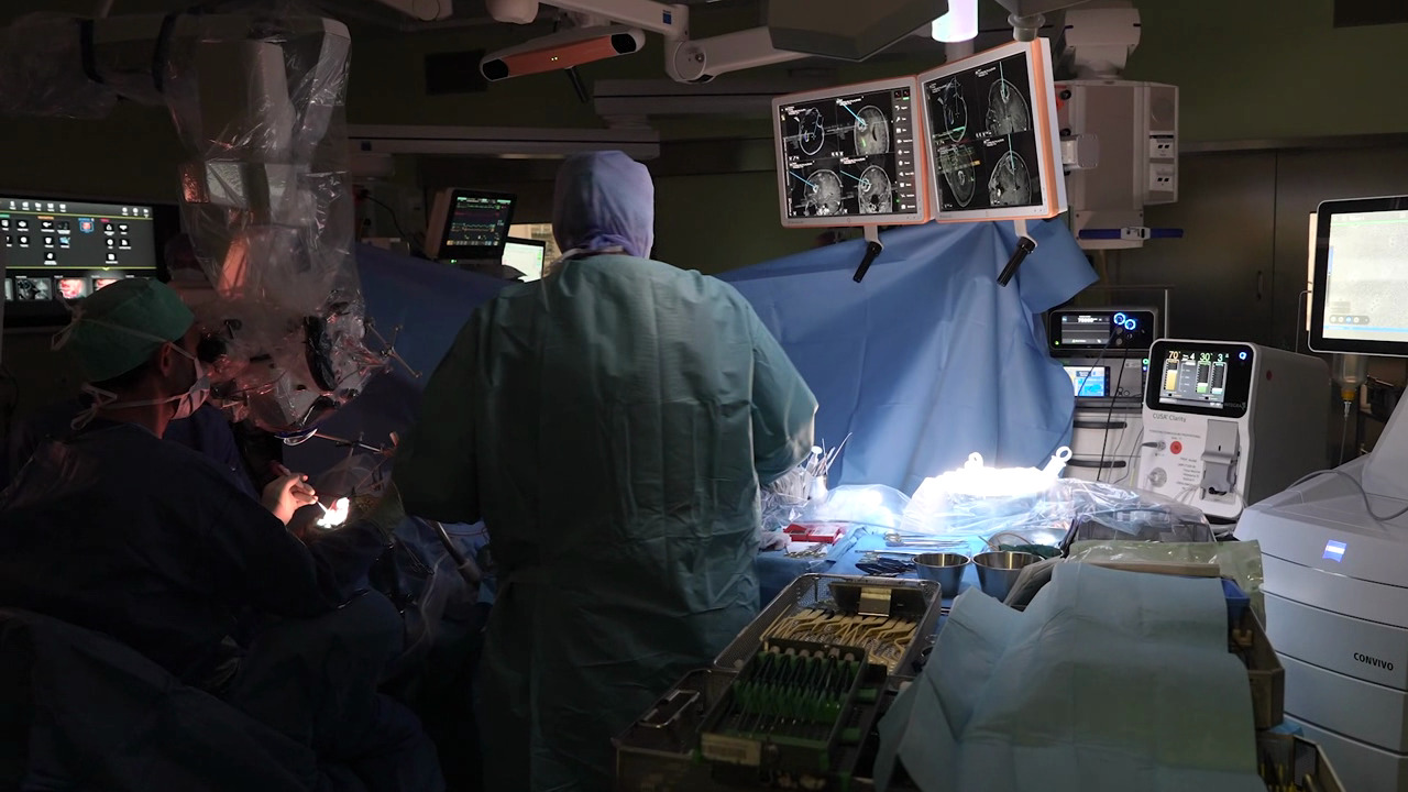 Consulta intraoperatória à distância entre o neurocirurgião e o patologista utilizando o ZEISS CONVIVO
