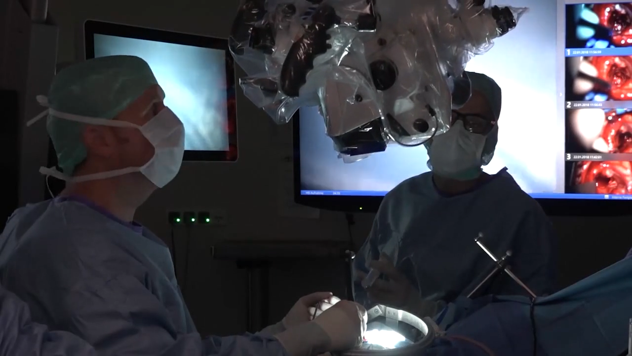 Visualização robótica controlada pelo cirurgião com o ZEISS KINEVO 900