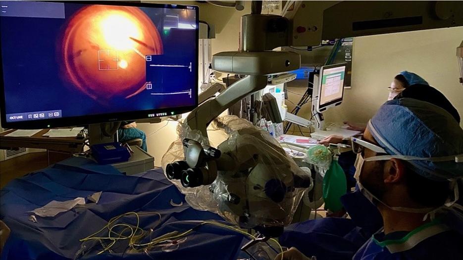 Dr. Fortun (lower right) operates using ZEISS ARTEVO 800. Behind him, a handful of surgical trainees can congregate to observe surgical techniques.
