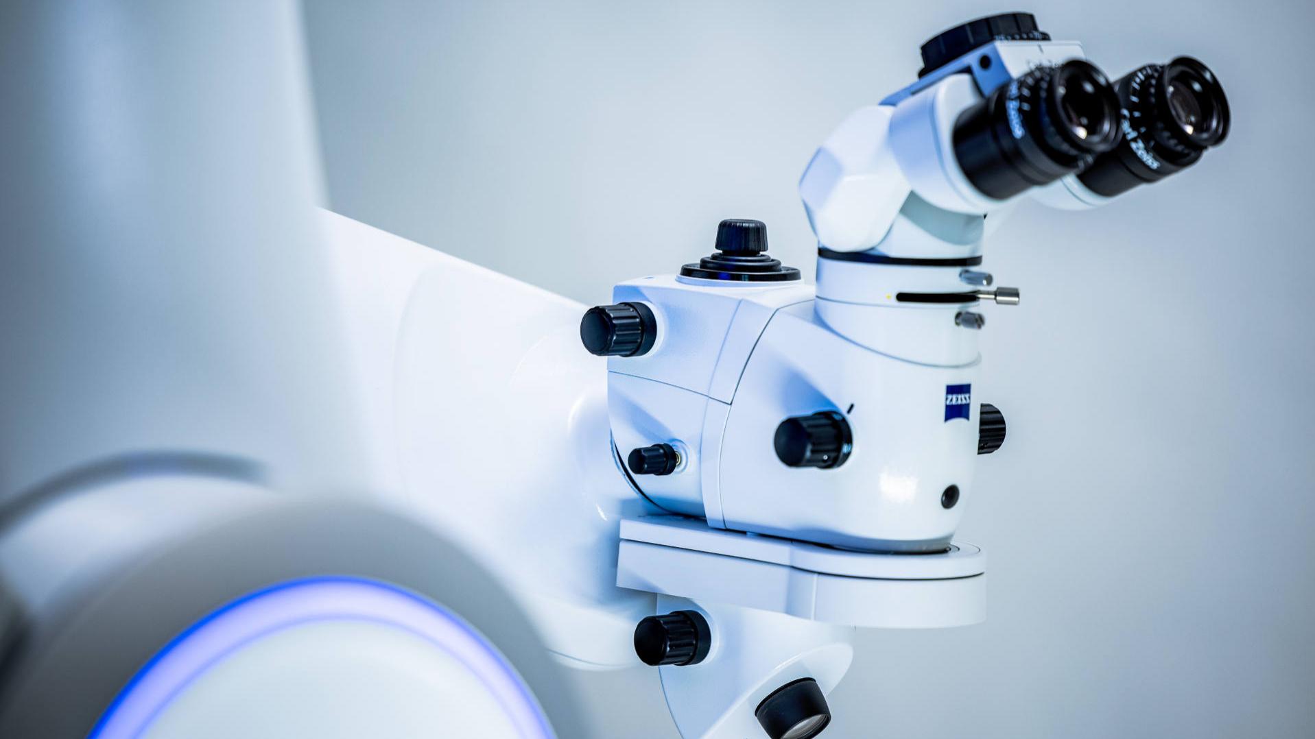 Integrated surgical microscope with ZEISS quality optics