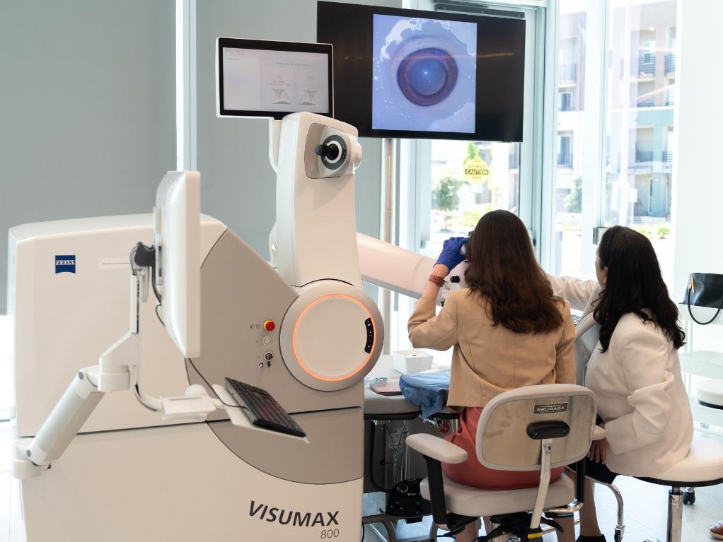 Hands-on demo sessions with ZEISS VISUMAX 800