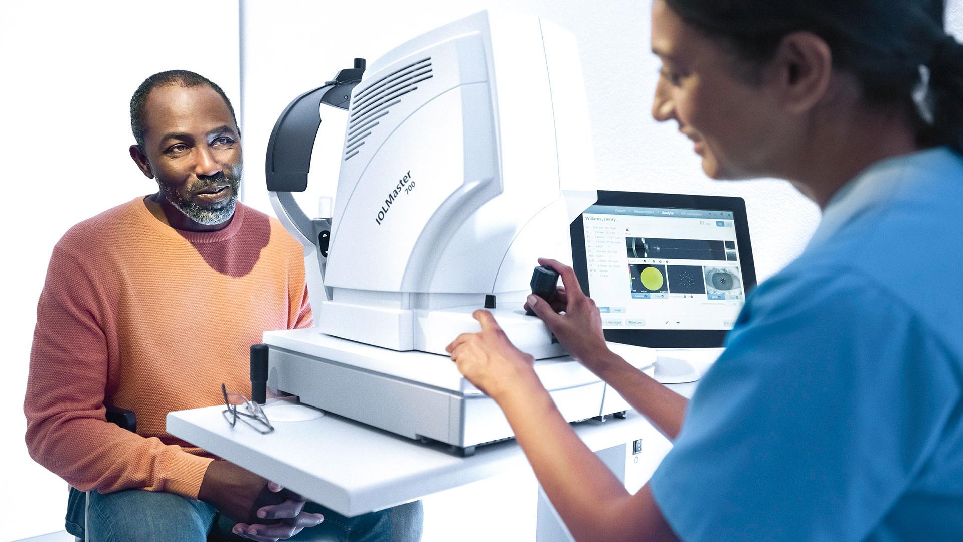 Examination of a patient with the IOLMaster 700 from ZEISS.
