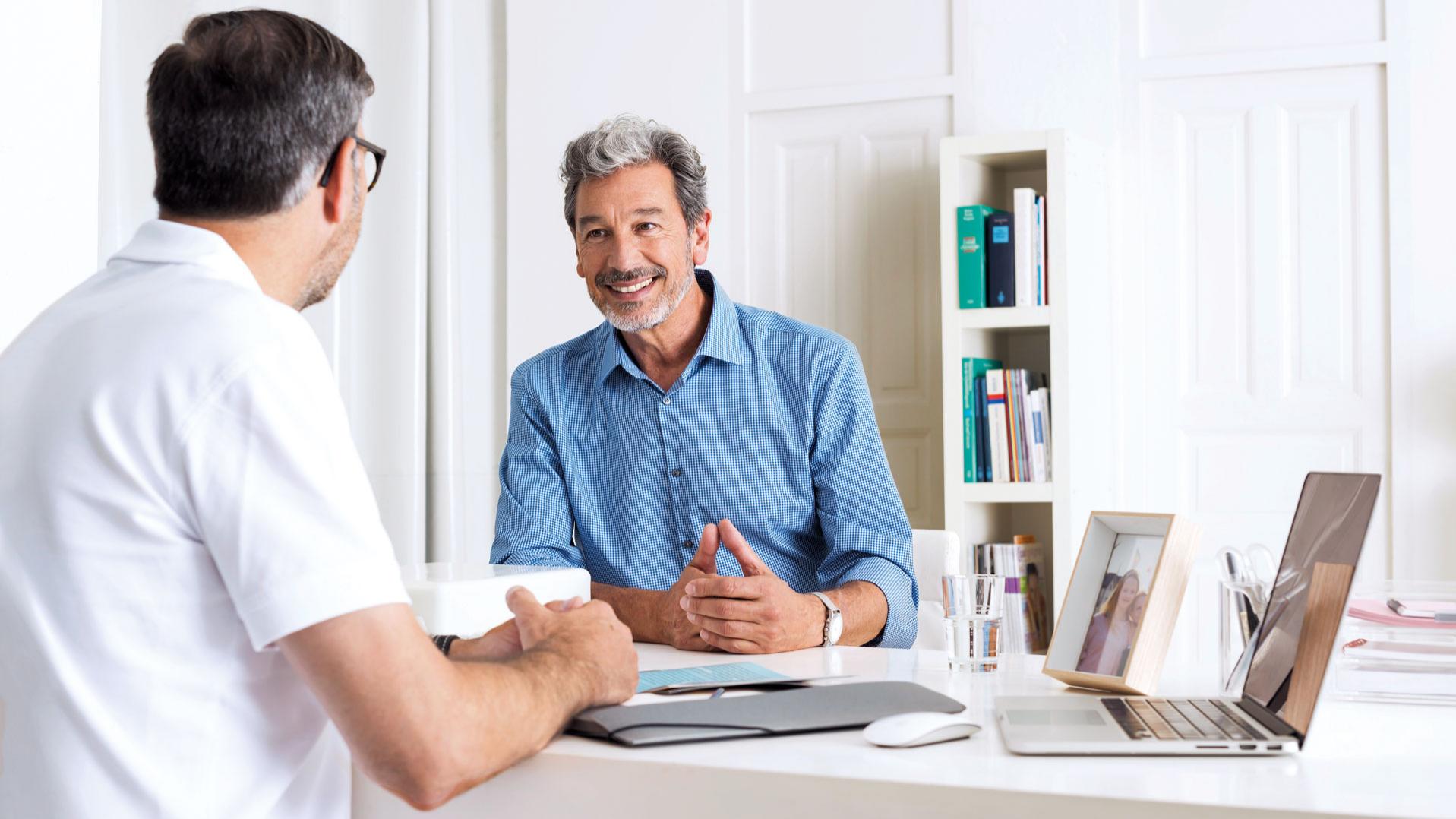 Cataract patient and doctor discussing questions about cataract treatment.