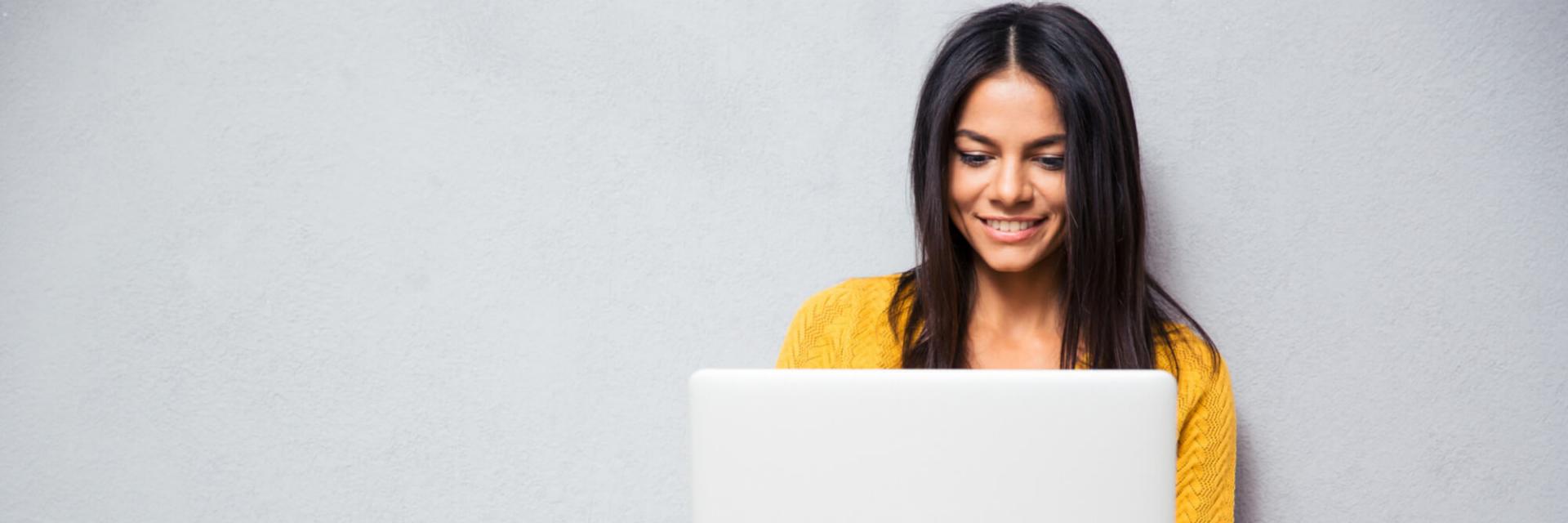Smiling women using a laptop.