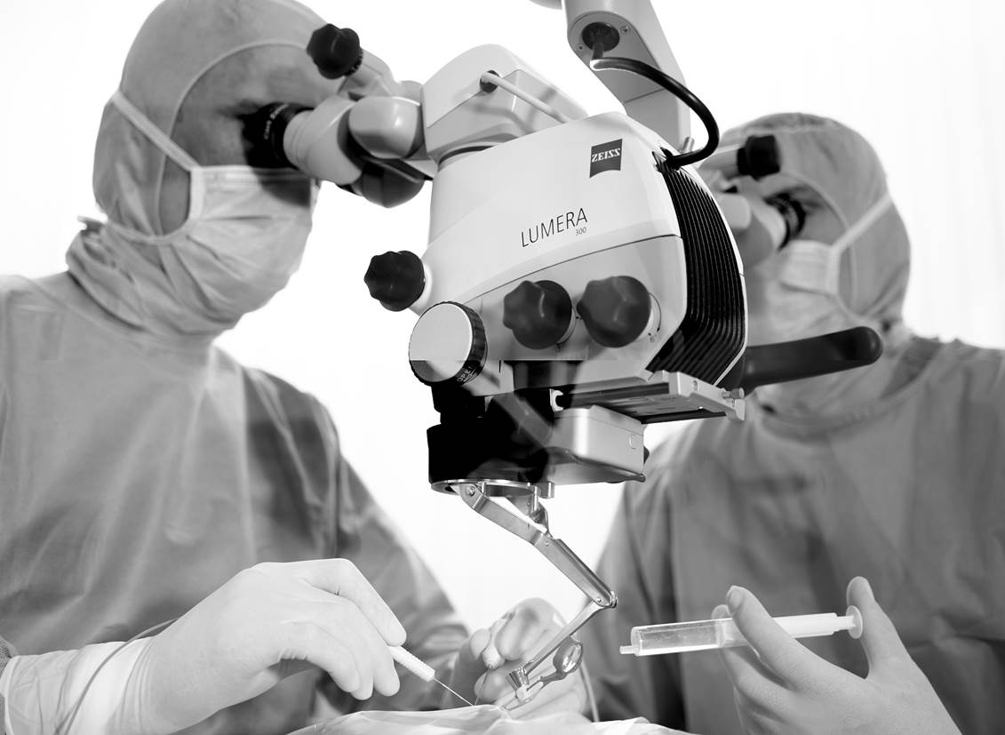 ZEISS OPMI LUMERA 300 in Advanced configuration with assistant’s microscope, HD camera and ZEISS RESIGHT 500 fundus viewing system