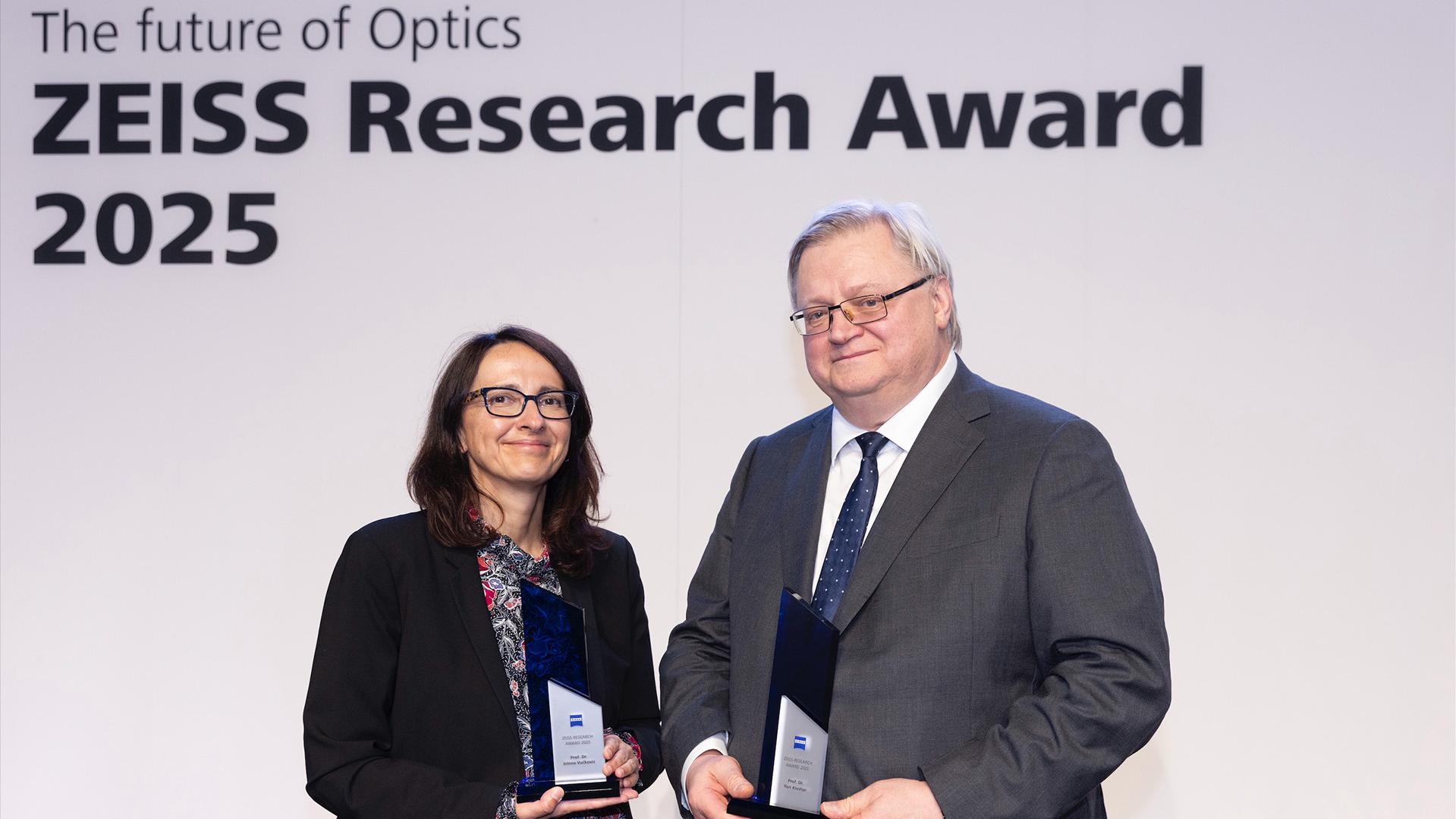 ZEISS Research Award Winner Prof. Dr. Jelena Vučković (Professor of Electrical Engineering at Standford University) and ZEISS Research Award Winner Prof. Dr. Yuri Kivshar (Head of the Nonlinear Physics Centre at the Australian National University (ANU) in Canberra).
