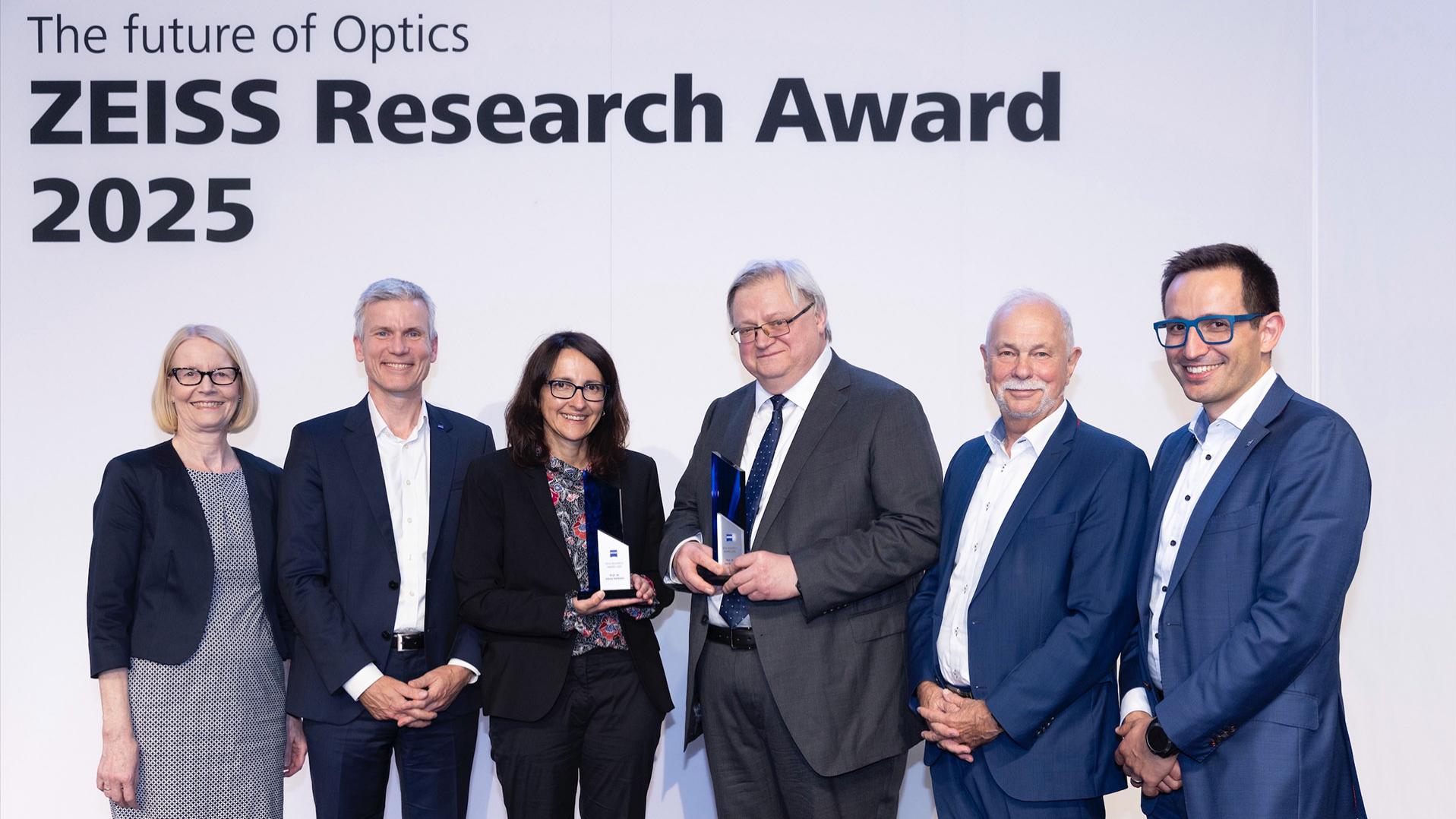 From left to right: Prof. Dr. Cornelia Denz (Jury Member & President of the Physikalisch-Technische Bundesanstalt), Andreas Pecher (CEO of Carl Zeiss AG), Award Winner  Prof. Dr. Jelena Vučković (Stanford University), Award Winner Prof. Dr. Yuri Kivshar (Australian National University), Prof. Dr. Jürgen Mlynek (Chairman of the Jury) and Dr. Michelangelo Masini (Jury Member & Head of Corporate Research & Technology, Carl Zeiss AG).