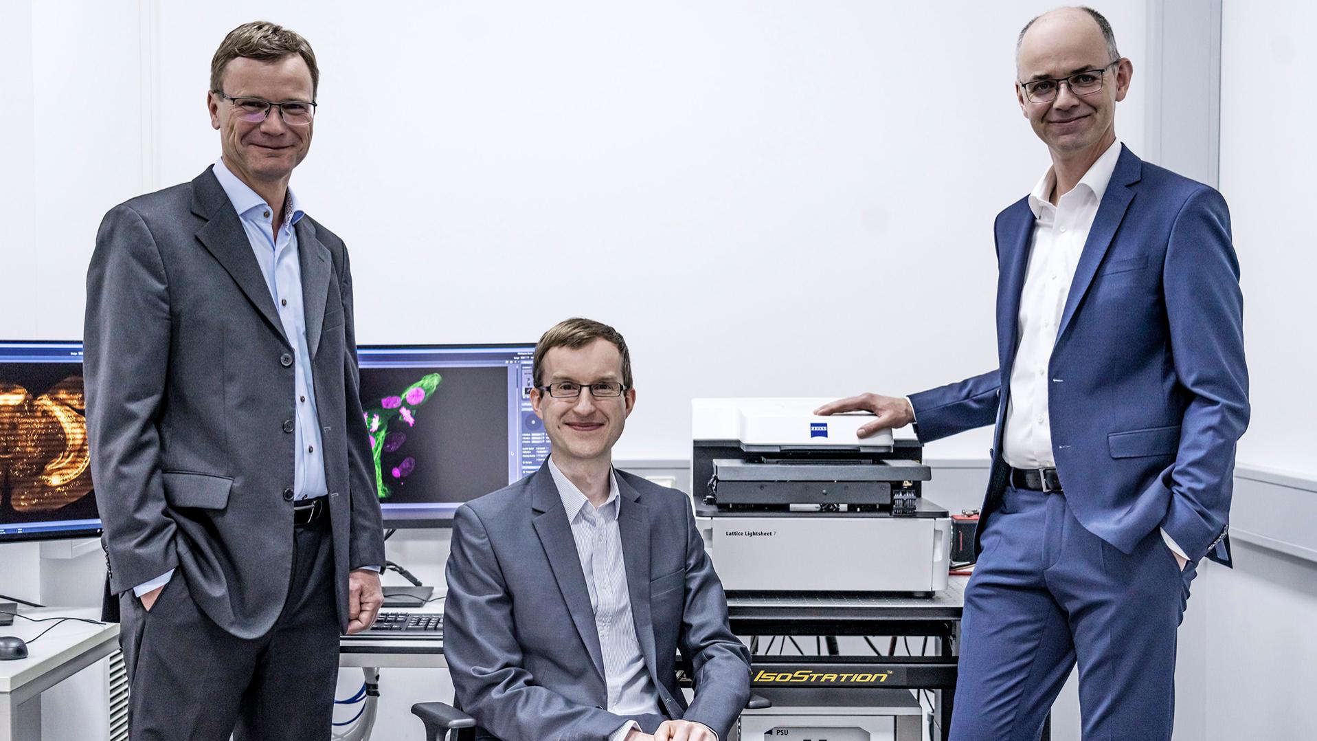 Ralf Wolleschensky, Dr. Jörg Siebenmorgen and Dr. Thomas Kalkbrenner (from left) have been awarded the 2022 Deutscher Zukunftspreis for the development of the ZEISS Lattice Lightsheet 7.
