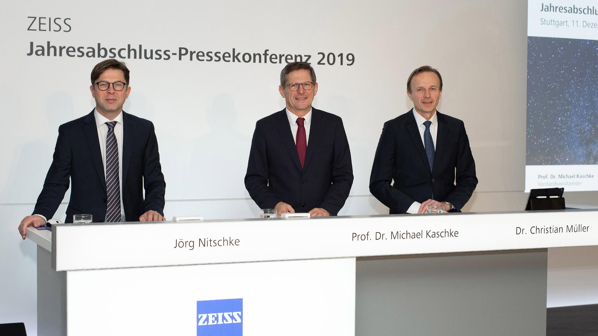 CFO Dr. Christian Müller, CEO Prof. Dr. Michael Kaschke und Group Press Spokesman Jörg Nitschke at the press conference in Stuttgart (from right to left)