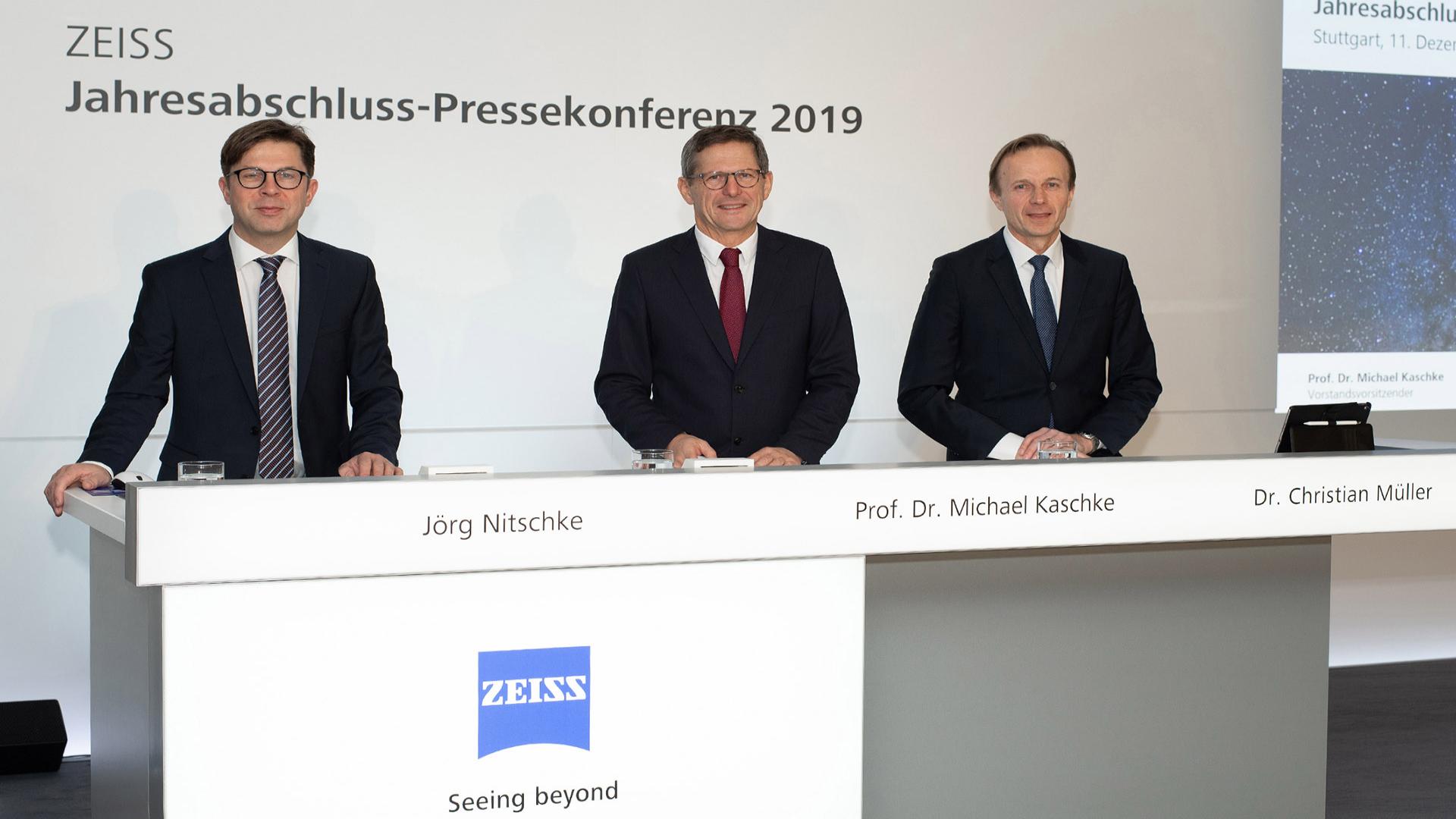 CFO Dr. Christian Müller, CEO Prof. Dr. Michael Kaschke und Group Press Spokesman Jörg Nitschke at the press conference in Stuttgart (from right to left)