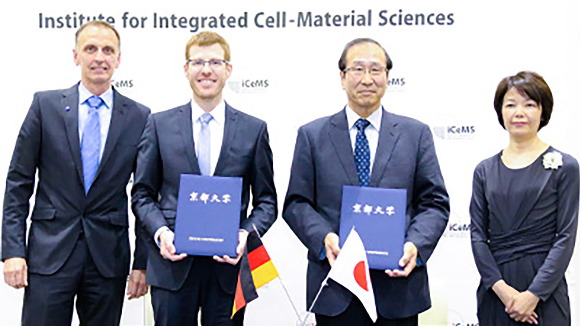 Senior Director Dr. Bernhard Zimmermann und Präsident & CEO Dr. Michael Albiez von Carl Zeiss Microscopy zusammen mit iCeMS-Direktor Prof. Susumu Kitagawa und stellvertretende Direktorin Prof. Mineko Kengaku bei der Eröffnung des ZEISS-iCeMS Innovation Core im Jahr 2019