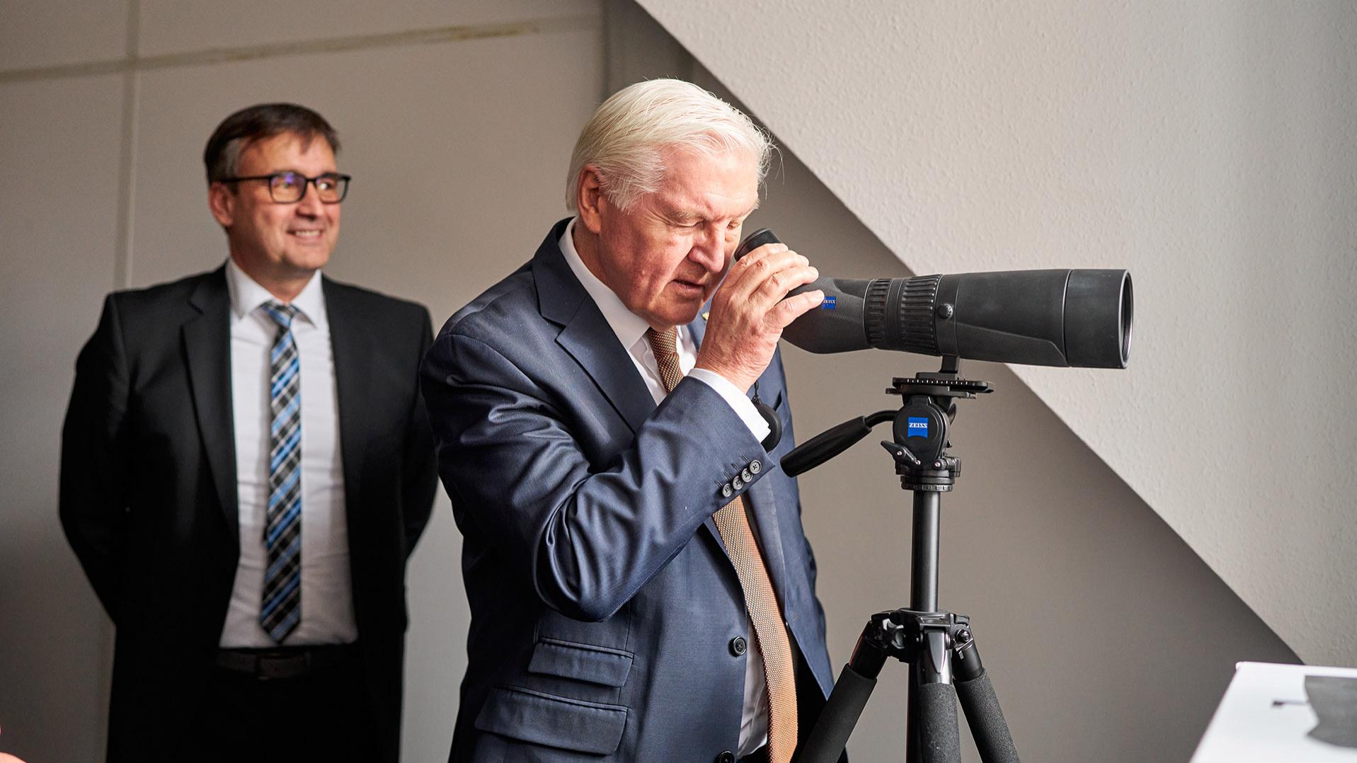 Blick durch das ZEISS Spektiv: Marc Weimann, Projektleiter des ZEISS Hightech-Standortes in Jena, zeigte dem Bundespräsident den aktuellen Stand der Großbaustelle.