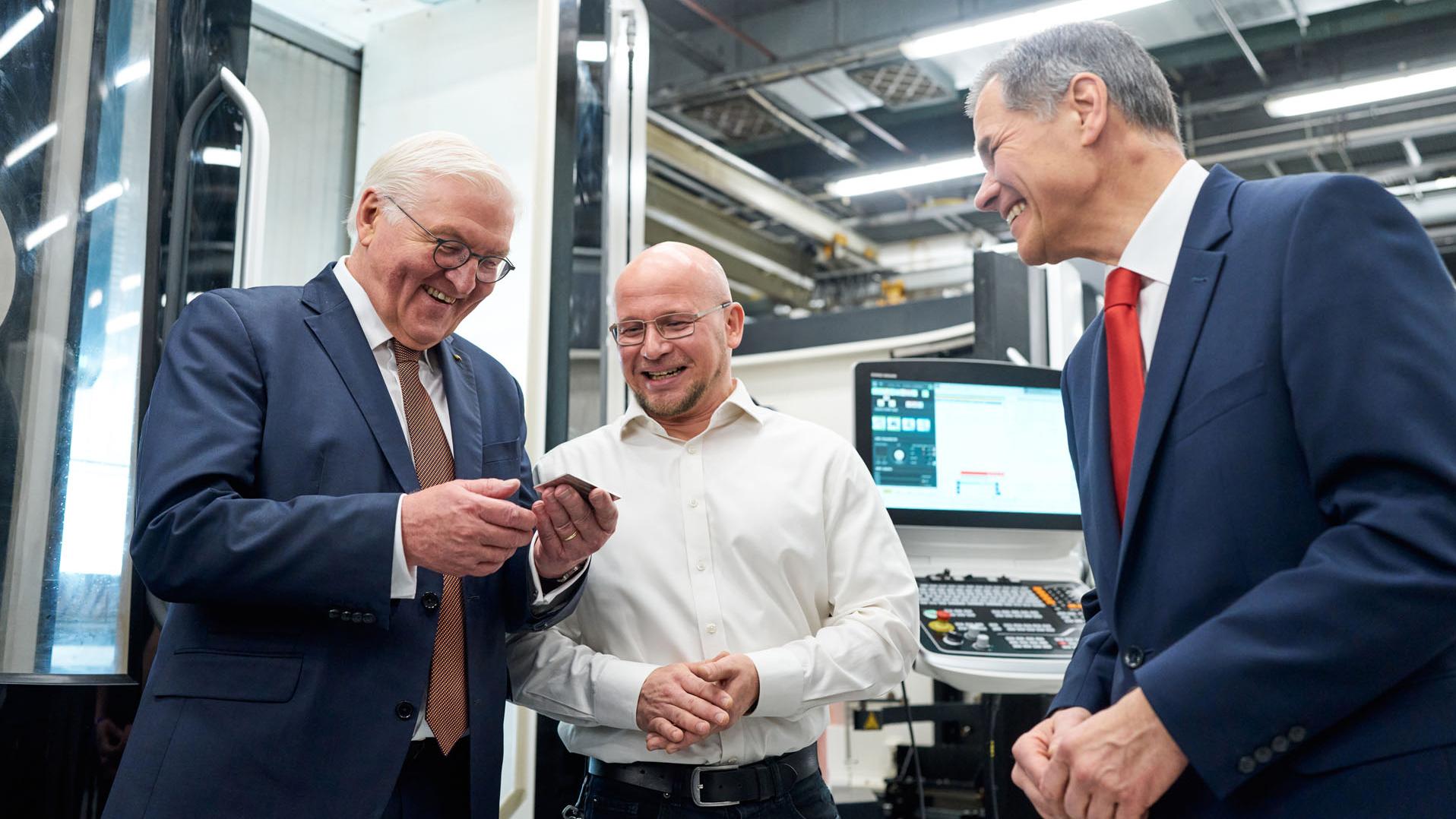 Bundespräsident Frank-Walter Steinmeier besucht Mechanikfertigung von ZEISS in Jena: Bundespräsident, Ronny Schäfer, Leiter der Mechanikfertigung bei ZEISS in Jena, Dr. Karl Lamprecht, Vorstandsvorsitzender der ZEISS Gruppe (v.l.)