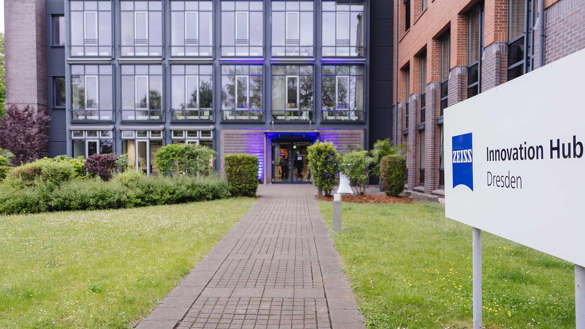 The ZEISS Innovation Hub Dresden has moved into a building in the Blasewitzer Straße, directly across from the campus of the Carl Gustav Carus University Hospital in Dresden.