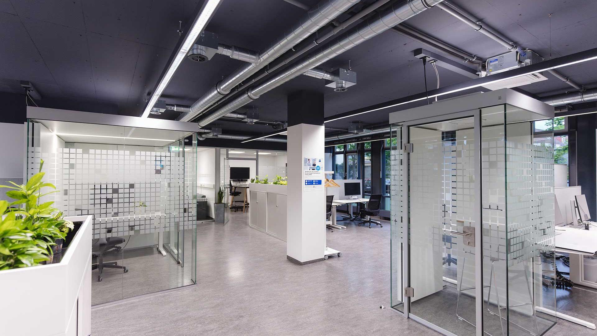 With around 700 square meters of floor space, the ZEISS Innovation Hub Dresden features modern workstations and laboratories.